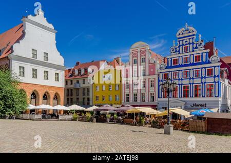 Szczecin, Provinz Westpomeran, Polen. Heumarktplatz mit Altem Rathaus und wiederaufgebauten Mietshäusern. Stockfoto