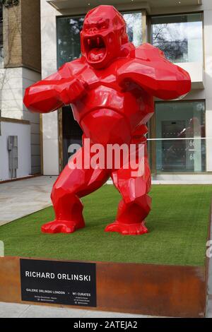 Richard Orlinski Wild Kong Statue. Red Wild Kong Sculpture außerhalb einer Londoner Galerie. Stockfoto