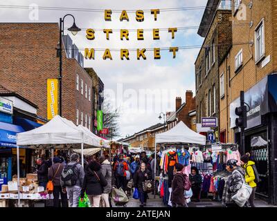 East Street Market in Walworth South London. Der Markt wird lokal auch als "The Lane" oder "East Lane" bezeichnet. Stockfoto