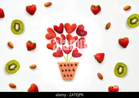 Rote Blumen in einem Topf, der mit gesundem Essen erzeugt wurde Stockfoto