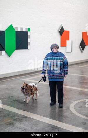 Raija - ein Häckchen-, Strick- und Stickwerk von Liisa Hietanen - auf der Ausstellung Satavuotias Versoo in Helsingin Taidehalli in Helsinki, Finnland Stockfoto