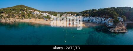 Luftbild vom Strand in Tamariu, Costa Brava, Spanien Mittelmeer Stockfoto