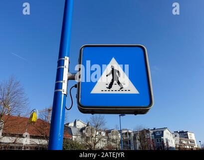 Blauer Schild Fußgängerübergang in Österreich Stockfoto