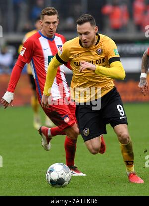 Heidenheim, Deutschland. Februar 2020. Fußball: 2. Bundesliga, 1. FC Heidenheim - Dynamo Dresden, 20. Spieltag: Der Dresdner Patrick Schmidt (r) spielt gegen Heidenheims Konstantin Kerschbaumer (l). Kredit: Thomas Kienzle / dpa - WICHTIGER HINWEIS: Gemäß den Vorschriften der DFL Deutsche Fußball Liga und des DFB Deutscher Fußball-Bund ist es untersagt, im Stadion und/oder aus dem fotografierten Spiel in Form von Sequenzbildern und/oder videoähnlichen Fotoserien auszunutzen oder auszunutzen./dpa/Alamy Live News Stockfoto