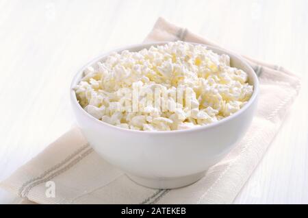 Quark, Hüttenkäse in weißer Schüssel auf dem Tisch, Nahansicht Stockfoto