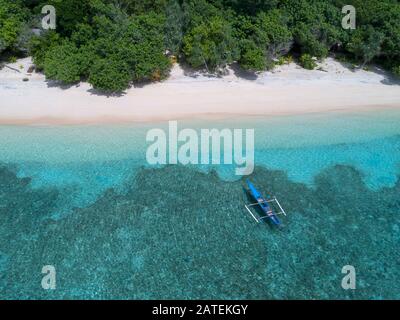 Luftbild des Outrigger-Bootes auf der Insel Selayar, Sulawesi, Indonesien, Flores Sea Stockfoto