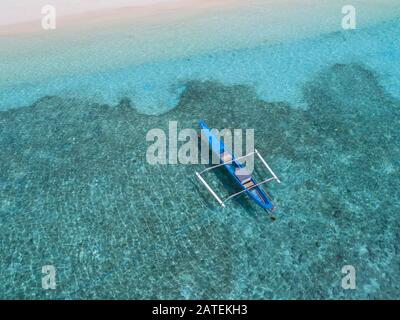 Luftbild des Outrigger-Bootes auf der Insel Selayar, Süd-Sulawesi, Indonesien, Flores Sea Stockfoto