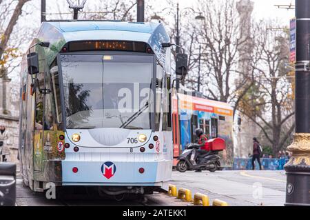 Istanbul - 1. JANUAR: Moderne Straßenbahn Tramway als öffentlicher U-Bahn-Verkehr M1 in Istanbul am 01. Januar. 2020 in der Türkei Stockfoto