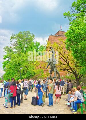 Dragon den auf der Burg Wawel und Menschen in der Nähe von Krakow Stockfoto