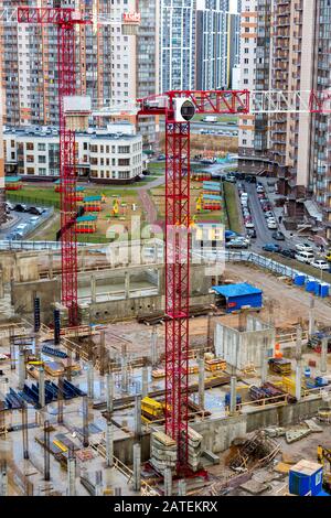 St. Petersburg, Russland - 13. Januar 2020: Kräne zum Bau eines neuen mehrstöckigen Gebäudes im Petersburger Stadtteil Primorsky Stockfoto