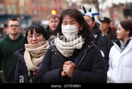 Fans in Gesichtsmasken während des Premier-League-Spiels im Tottenham Hotspur Stadium, London. Stockfoto