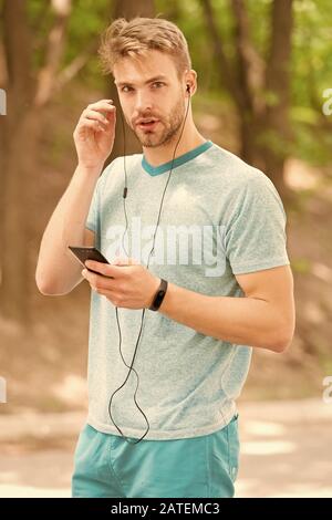 Armband Gadget. Einrichten fitness Tracker. Fitness Trainer. Athleten aus schrittzähler Gadget. Sportler trainieren mit smart Watch. Nützliche Einstellungen. Athlet prüfen Fitness tracker Natur Hintergrund. Stockfoto