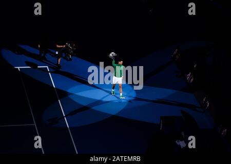 Melbourne, Australien. Februar 2020. Novak Djokovic aus Serbien hält die Trophäe nach der Siegerehrung für das Herreneinzel bei den Australian Open 2020 in Melbourne, Australien am 2. Februar 2020. Kredit: Bai Xue/Xinhua/Alamy Live News Stockfoto