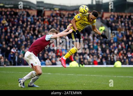 Arsenals Pierre-Imarick Aubameyang (rechts) und Burnleys Ben Mee kämpfen während des Premier-League-Spiels in Turf Moor, Burnley um den Ball. Stockfoto