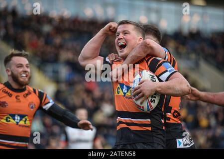 Leeds, Großbritannien, 2. Februar 2020. Adam Milner von den Castleford Tigers feiert einen Versuch gegen die neuen Jungen der Super League Toronto Wolfpack. Credit: Dean Williams/Alamy Live News Stockfoto