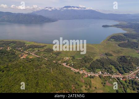 Luftansicht des Cerro Azul Meambar Nationalparks mit dem Yojoa-See, Honduras Stockfoto