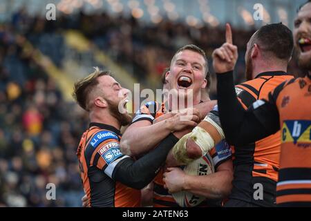 Leeds, Großbritannien, 2. Februar 2020. Adam Milner von den Castleford Tigers feiert einen Versuch gegen die neuen Jungen der Super League Toronto Wolfpack. Credit: Dean Williams/Alamy Live News Stockfoto