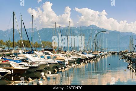 Jachthafen mit Yachten am Genfersee Sommer Lausanne Schweiz Stockfoto