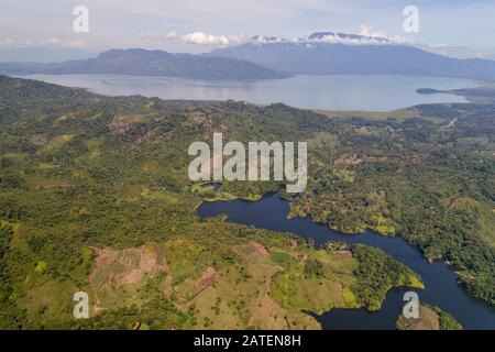 Luftansicht des Cerro Azul Meambar Nationalparks mit dem Yojoa-See, Honduras Stockfoto