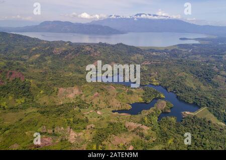 Luftansicht des Cerro Azul Meambar Nationalparks mit dem Yojoa-See, Honduras Stockfoto