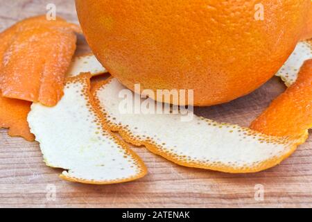 RIPE Navel Orange & Schälchen "Citrus sinensis" auf Schneidebrett, Kalifornien. Stockfoto
