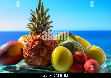 Tropische Früchte Sammlung, Custard Apple oder Grün reif cherymoia, Maracuja, Ananas, Mango, tamarillo, Bananen, exotische Früchte auf blaues Meer backgr Stockfoto