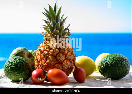Tropische Früchte Sammlung, Custard Apple oder Grün reif cherymoia, Maracuja, Ananas, Mango, tamarillo, Avocado exotische Früchte auf blaues Meer hinterg Stockfoto
