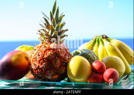 Tropische Früchte Sammlung, Custard Apple oder Grün reif cherymoia, Maracuja, Ananas, Mango, tamarillo, Bananen, exotische Früchte auf blaues Meer backgr Stockfoto