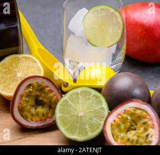 Zutaten für nicht-alkoholische exotischen Cocktail von Frech tropischen Früchten in der Nähe nach oben Stockfoto
