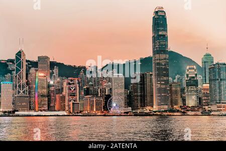 Skyline und Victoria Harbour in Hongkong Stockfoto