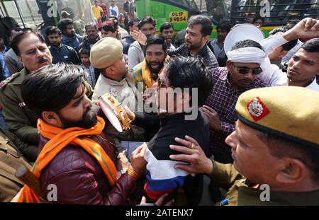 Neu-Delhi, Indien. Februar 2020. Die Polizei versucht, die Bewohner von Gebieten in Okhla zu beruhigen, die für die Eröffnung der Kalvari-Kunj-Straße in Delhi agitierten. (Foto von Shrikant Singh/Pacific Press) Credit: Pacific Press Agency/Alamy Live News Stockfoto