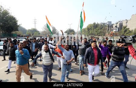 Neu-Delhi, Indien. Februar 2020. Die Polizei versucht, die Bewohner von Gebieten in Okhla zu beruhigen, die für die Eröffnung der Kalvari-Kunj-Straße in Delhi agitierten. (Foto von Shrikant Singh/Pacific Press) Credit: Pacific Press Agency/Alamy Live News Stockfoto