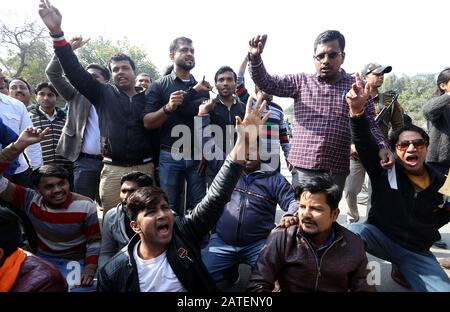 Neu-Delhi, Indien. Februar 2020. Die Polizei versucht, die Bewohner von Gebieten in Okhla zu beruhigen, die für die Eröffnung der Kalvari-Kunj-Straße in Delhi agitierten. (Foto von Shrikant Singh/Pacific Press) Credit: Pacific Press Agency/Alamy Live News Stockfoto