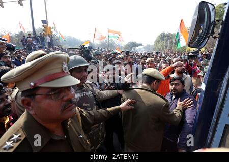 Neu-Delhi, Indien. Februar 2020. Die Polizei versucht, die Bewohner von Gebieten in Okhla zu beruhigen, die für die Eröffnung der Kalvari-Kunj-Straße in Delhi agitierten. (Foto von Shrikant Singh/Pacific Press) Credit: Pacific Press Agency/Alamy Live News Stockfoto
