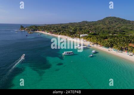 Blick auf den Strand von Roatan, Mayan Princess Resort, Roatan, Honduras, Karibik, Karibik Stockfoto