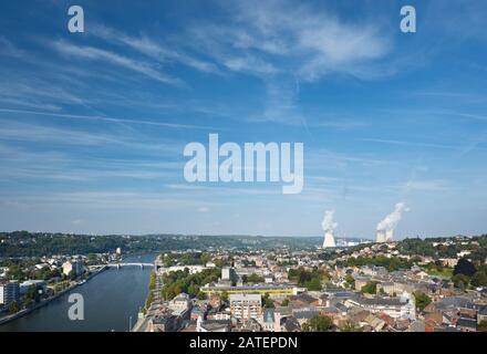 Blick über die Stadt Huy in Belgien an der Maas zu den entfernten Kernkraftwerk von Tihange. Stockfoto
