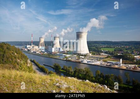 Screenshot des Atomkraftwerks Tihange, in Belgien an der Maas von einem Hügel aus gesehen. Stockfoto