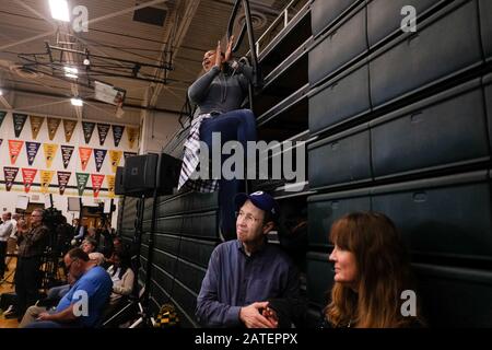 Fort Madison, USA. Februar 2020. Befürworter begrüßen Präsidentschaftskandidatin und demokratische Senatorin Elizabeth Warren während eines Wahlkampfstopps. Elizabeth Warren machte einen Kampagnenhalt an der Iowa City High School West, um Tage vor den Iowa Caucuses mit ihren Unterstützern zu sprechen. Credit: Sopa Images Limited/Alamy Live News Stockfoto