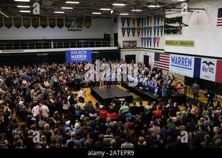 Fort Madison, USA. Februar 2020. Elizabeth Warren spricht während eines Wahlkampfstopps mit ihren Unterstützern. Elizabeth Warren machte einen Kampagnenhalt an der Iowa City High School West, um Tage vor den Iowa Caucuses mit ihren Unterstützern zu sprechen. Credit: Sopa Images Limited/Alamy Live News Stockfoto