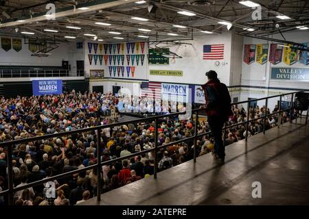 Fort Madison, USA. Februar 2020. Die Anhänger des Präsidentschaftskandidaten und demokratischen Senators Elizabeth Warren versammeln sich während eines Wahlkampfstopps. Elizabeth Warren machte einen Kampagnenhalt an der Iowa City High School West, um Tage vor den Iowa Caucuses mit ihren Unterstützern zu sprechen. Credit: Sopa Images Limited/Alamy Live News Stockfoto