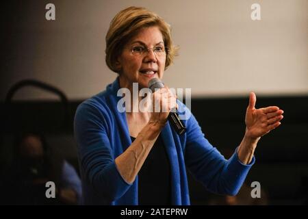 Fort Madison, USA. Februar 2020. Elizabeth Warren spricht während eines Wahlkampfstopps mit ihren Unterstützern. Elizabeth Warren machte einen Kampagnenhalt an der Iowa City High School West, um Tage vor den Iowa Caucuses mit ihren Unterstützern zu sprechen. Credit: Sopa Images Limited/Alamy Live News Stockfoto