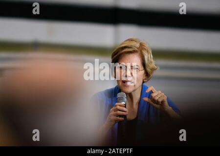 Fort Madison, USA. Februar 2020. Elizabeth Warren spricht während eines Wahlkampfstopps mit ihren Unterstützern. Elizabeth Warren machte einen Kampagnenhalt an der Iowa City High School West, um Tage vor den Iowa Caucuses mit ihren Unterstützern zu sprechen. Credit: Sopa Images Limited/Alamy Live News Stockfoto