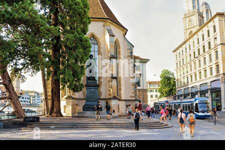 Menschen an der Wasserkkirche und der Großmunster Kirche in Zürich Stockfoto
