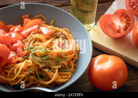 Spaghetti. Pasta mit Tomaten auf Holztafeln Stockfoto