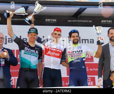 Palma De Mallorca, Spanien. Februar 2020. Der Deutsche Pascal Ackermann vom Team Bora-hansgrohe (zweiter Platz, l-r), der Italiener Matteo Moschetti vom Team Trek-Segafredo (erster Platz) und der Spanier Marc Soler vom Movistar-Team (dritter Platz) winken am Ende der Mallorca-Challenge ihre Trophäen auf das Podium, Eine Serie von Eintagesrennen vom 30.01.-02.02.2020. Credit: Clara Margais / dpa / Alamy Live News Stockfoto