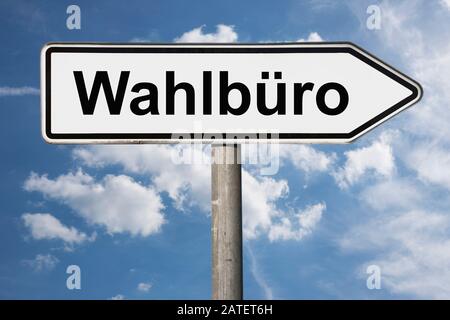 Detailfoto eines Wegweisers mit der Aufschrift Wahlbüro Stockfoto