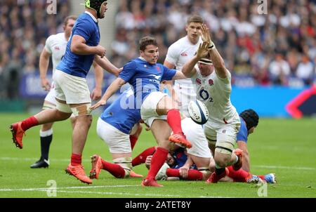 Frankreichs Antoine Dupont tritt beim Guinness Six Nations Match im Stade de France, Paris klar an. Stockfoto