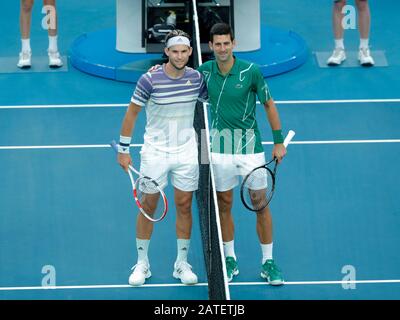 Melbourne Park, Melbourne, Victoria, Australien. Februar 2020. Australian Open Tennis, Mens Einzelfinale am 14. Tag; Novak Djokovic aus Serbien posiert mit Dominic Thiem aus Österreich vor dem Spiel Credit: Action Plus Sports/Alamy Live News Stockfoto