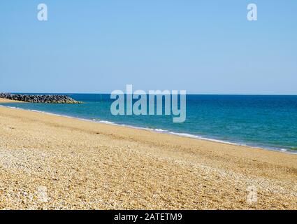 Schöner Strand, Bunn Freizeit-Küstenschutz, Selsey, West Sussex, England, Steinbruchwasser auf der linken Seite, Blick in die Bracklesham Bay. Stockfoto