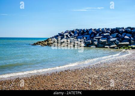 Steinbreakwater am Schönen Strand, Blick auf Bracklesham Bay, Bunn Leisure Coastal Protection Scheme, Selsey, West Sussex, England. Stockfoto